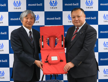 福岡県うきは市との浮くっしょん贈呈式の写真。辰野勇がうきは市長に浮くっしょんを贈呈しています。