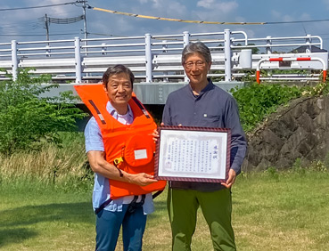 熊本県菊池市との浮くっしょん贈呈式の写真。竹山史郎が菊池市長に浮くっしょんを贈呈しています。