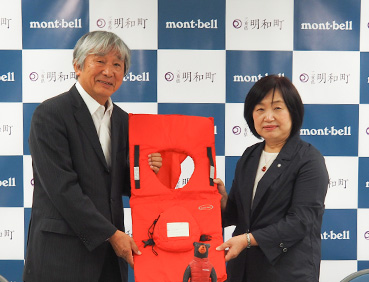 三重県明和町との浮くっしょん贈呈式の写真。辰野勇が明和町長に浮くっしょんを贈呈しています。