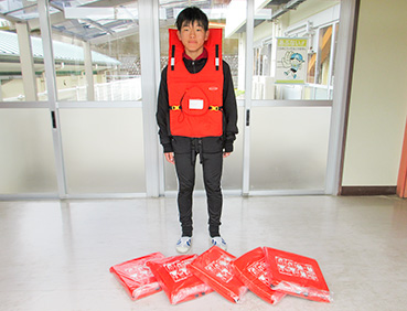 寄贈された浮くっしょんを着用する男性