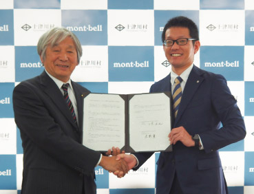 奈良県十津川村と株式会社モンベル代表辰野勇の締結式の様子。左にモンベル代表・辰野勇、十津川村長・玉置 広之が写っています。