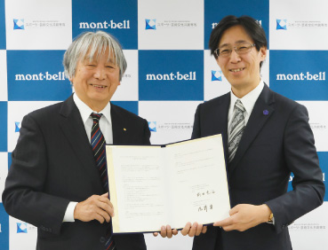 新見市と株式会社モンベル代表辰野勇の締結式の様子。左にモンベル代表・辰野勇、右に専攻長・前田克治氏が写っています。