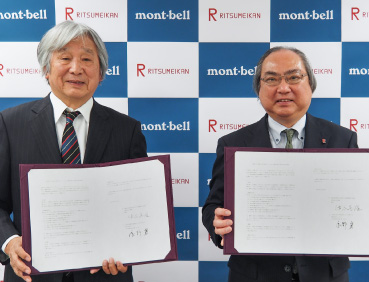 学校法人立命館と株式会社モンベルの締結式の様子。左からモンベル代表・辰野勇、学校法人立命館 仲谷善雄総長が写っています。