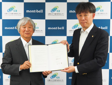京都大学生態学研究センターと株式会社モンベルの締結式の様子。左からモンベル代表・辰野勇、京都大学生態学研究センター・木庭啓介 センター長が写っています。