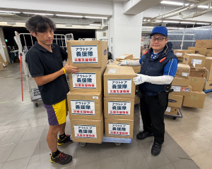 支援物資を発送する様子