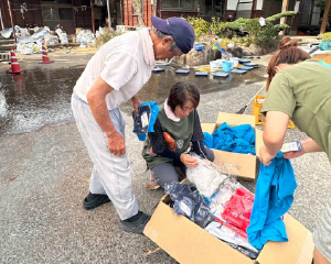 被災地で支援物資を提供しています。