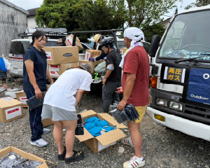 支援物資を車から降ろし、開封している様子。