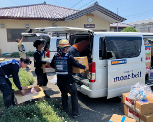 車から支援物資を降ろして運び出す様子
