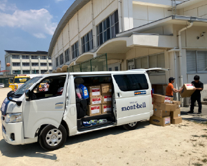 車から支援物資を降ろして運び出す様子
