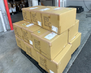 マットが入った段ボールが積み上げられています。